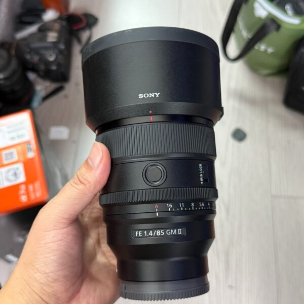 Sony FE 85mm 1.4gm second-generation lens, color 999, front of the new original lens hood